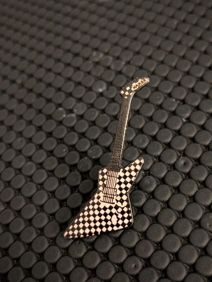 Pin's guitare Hamer Rick Nielsen