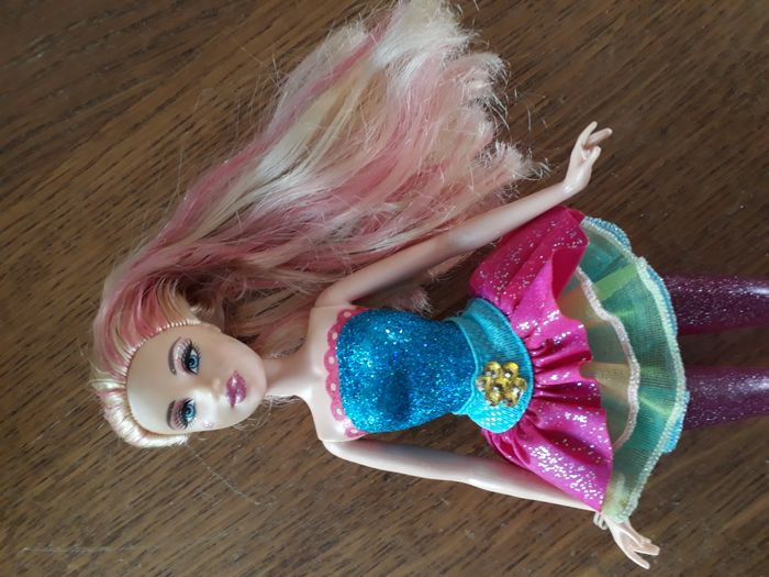 Poupée Barbie haut bleu  jupe multicolore 2009 - photo numéro 2