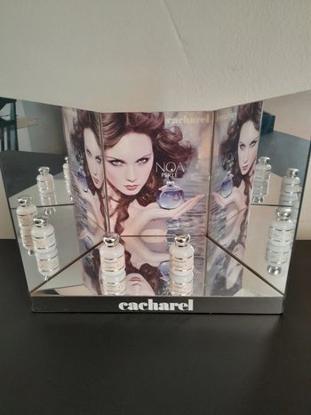 Parfum Cacharel avec Présentoir