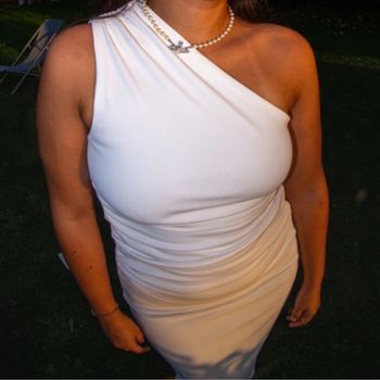 Robe blanche asymétrique