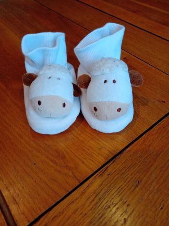 Jolis petits chaussons avec un mouton
