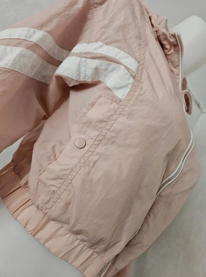 Veste imperméable, à capuche, manches
longues. Avec 2 poches.
Don't call me. Jennyfer.
Taille :XS - photo numéro 3