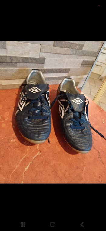 Crampons Umbro taille 42.5