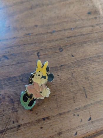 Pins pin's Dysney MinnieI coquette avec noeud papillon jaune pin collection vintage