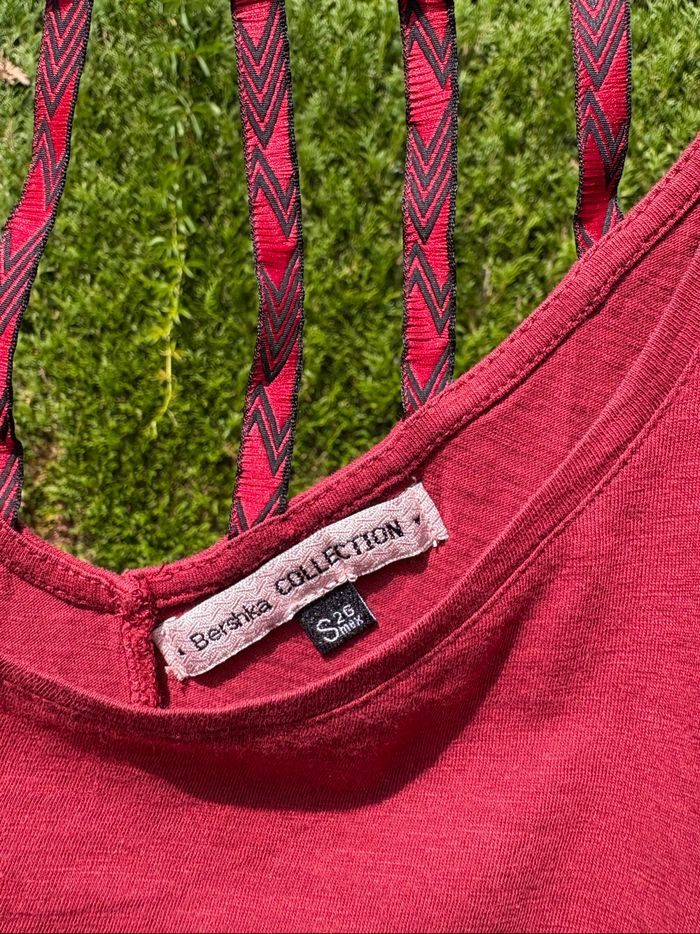 T-shirt bordeaux col à détail ajouré à l’arrière – Marque Bershka - photo numéro 4
