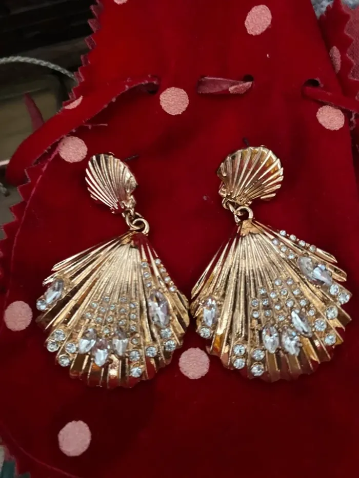 Boucles d’oreilles dorées fantaisies coquillage