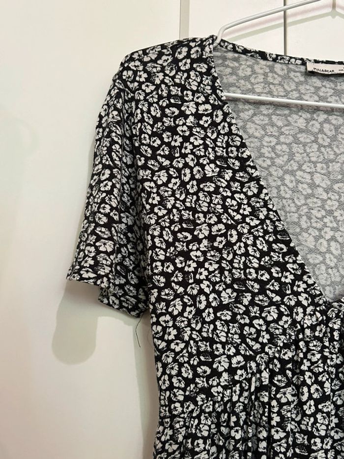 671 – robe fluide à manches courtes, col v et taille cintrée noire et fleurie blanche Pull&Bear - photo numéro 2