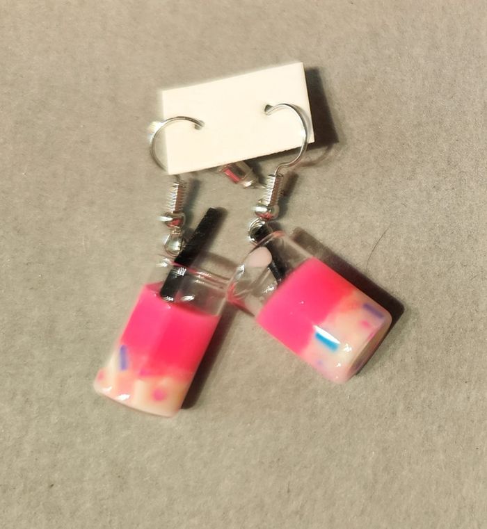 Verres de smoothie framboise en boucles d'oreilles