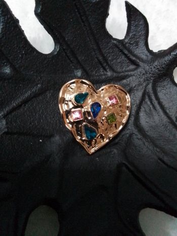 Broche cœur doré et pierres multicolores