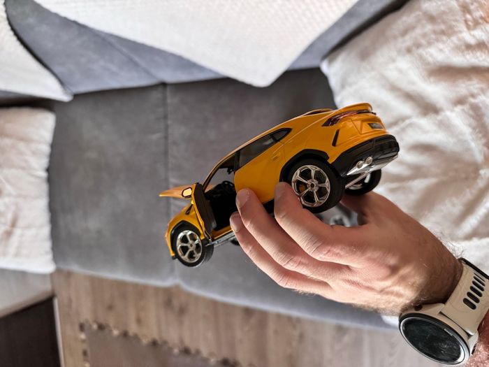 Lamborghini Urus jaune 1:24 Neuf + emballage - photo numéro 4