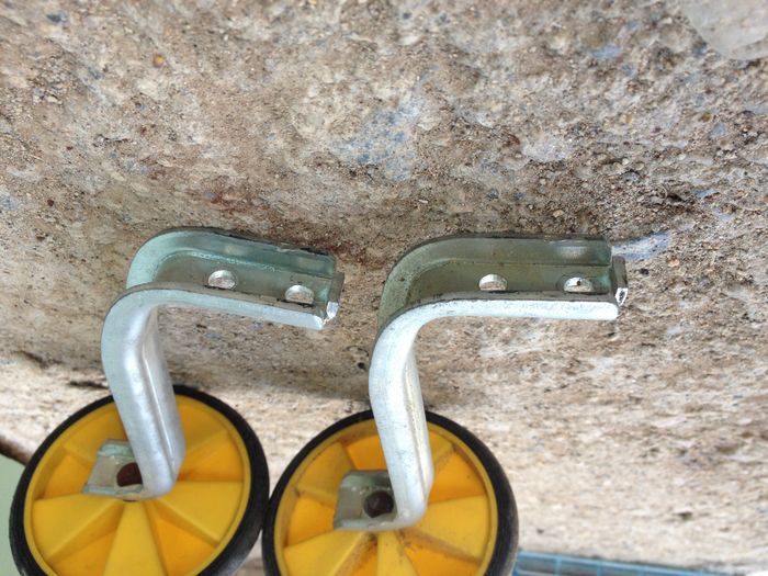 Une paire de petites roues arrière pour vélo enfant - photo numéro 5