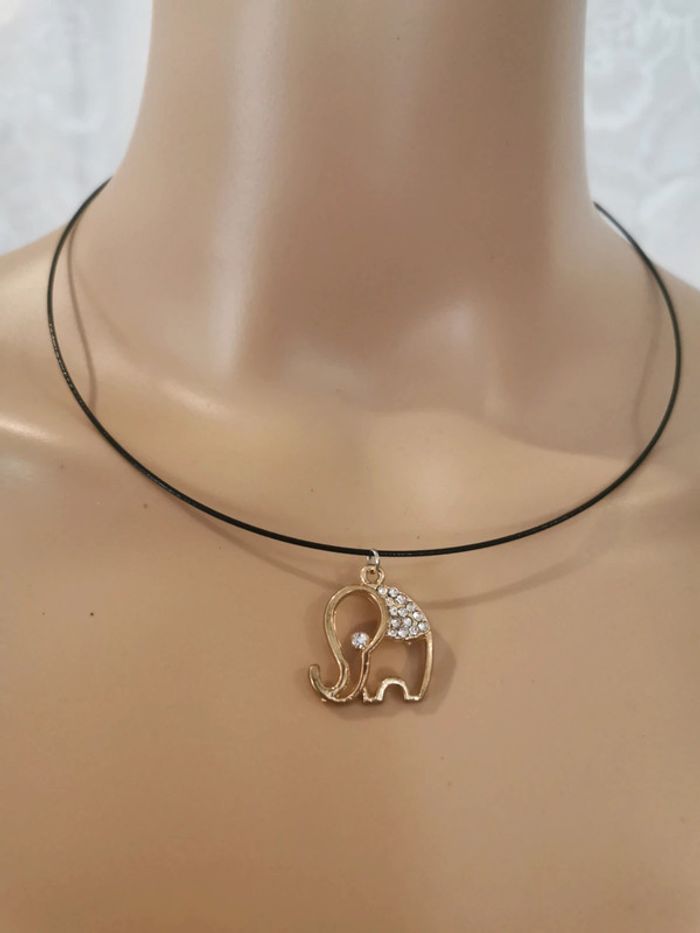 Collier Éléphant. Doré. Strass. Noir