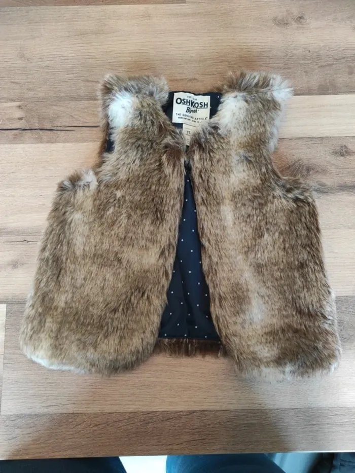 Gilet oshkosh étiqueté 3 ans mais taille grand - photo numéro 2