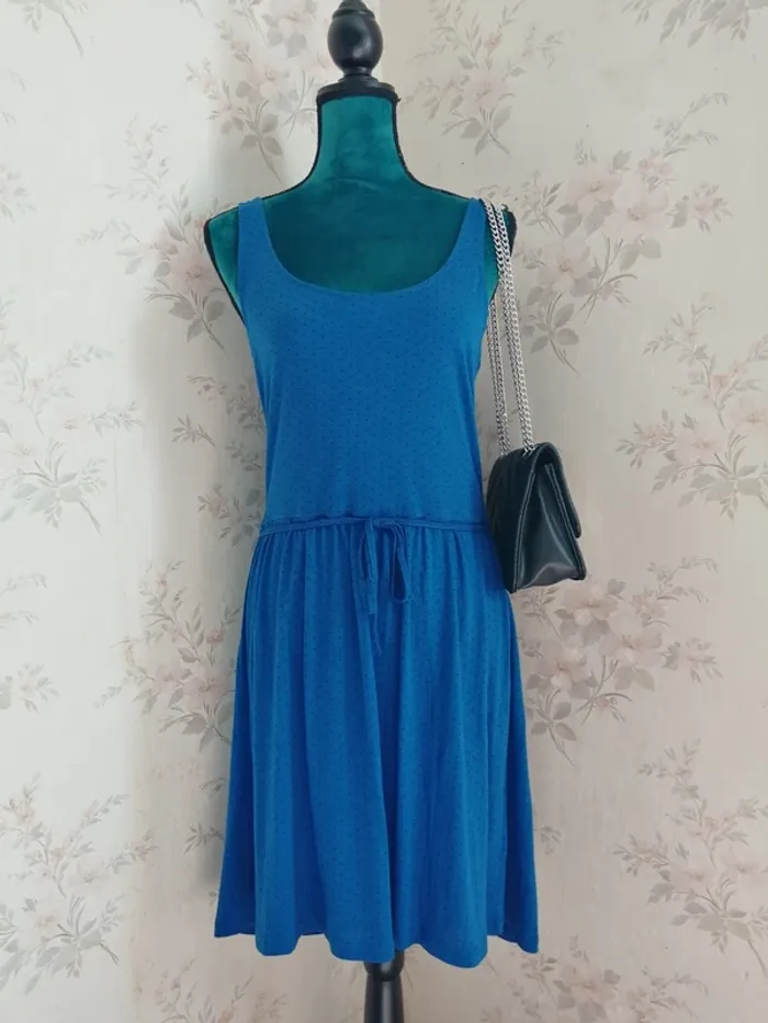 Robe sans manches bleu à pois noir lien à nouer découpes dans le dos / sans marque / (42-44)