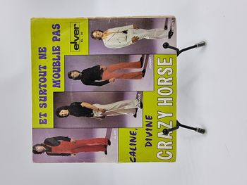 Vinyle 45 tours Crazy Horse : Et Surtout ne m’Oublie pas / Caline, Divine avec fourreau
