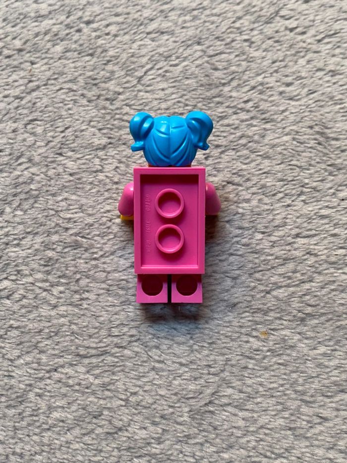Minifigurine lego déguisé en brique rose - photo numéro 2