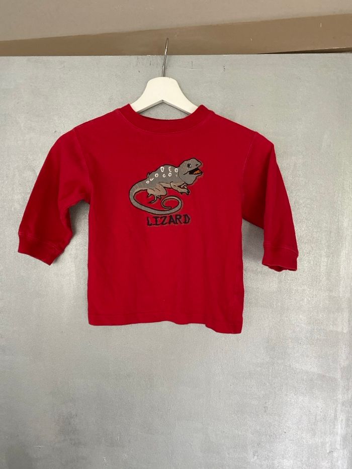 Sweat-shirt rouge avec motif lézard taille 3 ans