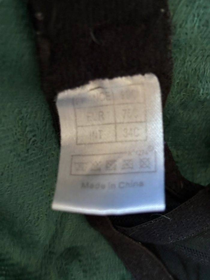 Soutien gorge noir et gris imprimé panthère avec dentelle et petit noeud rouge 90 C - photo numéro 3