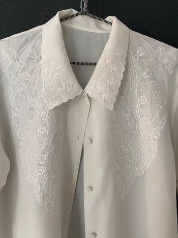 Chemisier broderies et festons col devant et poignets 46/48 voir mensurations