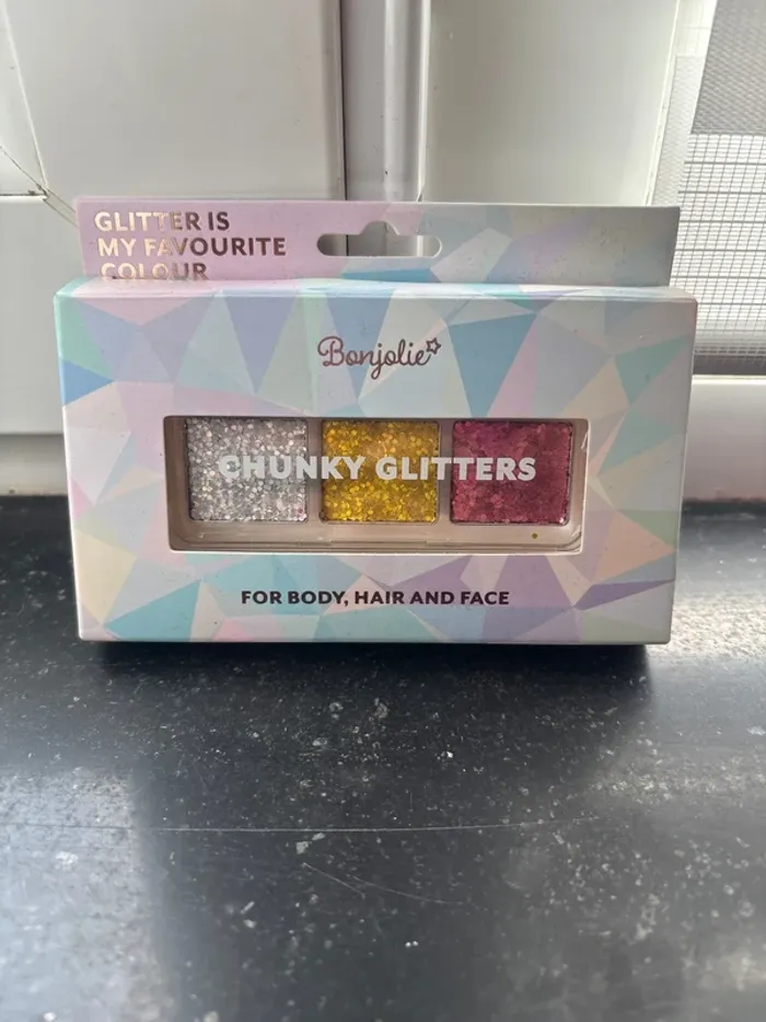 Maquillage paillettes corps , cheveux et visage neuf