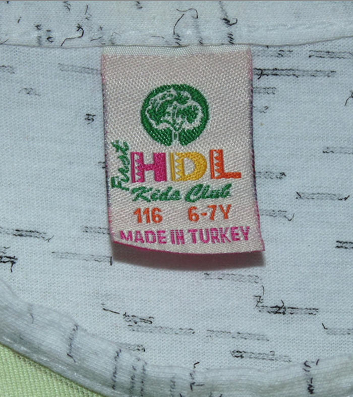 Tee-Shirt Jeune Fille Au Chapeau 6_7 Ans Comme Neuf - photo numéro 2