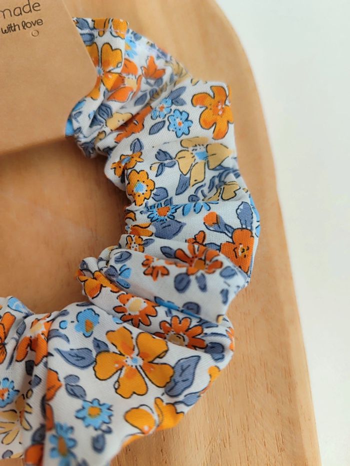 Chouchou / Scrunchie fleuri camel, orange et bleu ciel - photo numéro 2