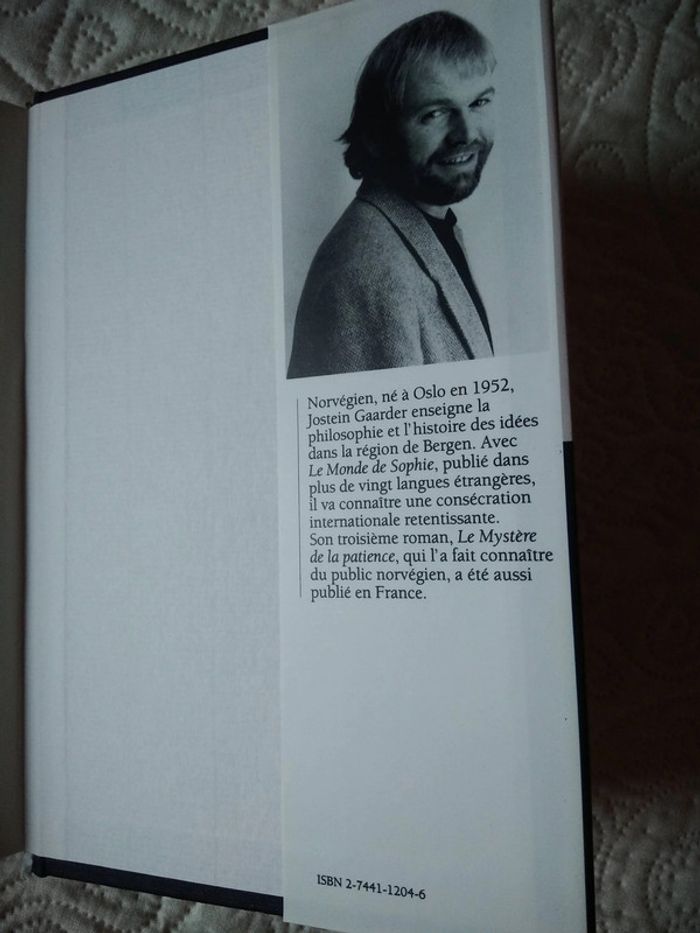 Livre "Dans un miroir obscur" - photo numéro 4