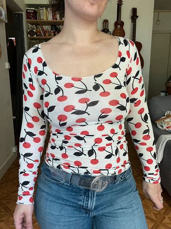 Top manches longues motifs cerises moulant 34