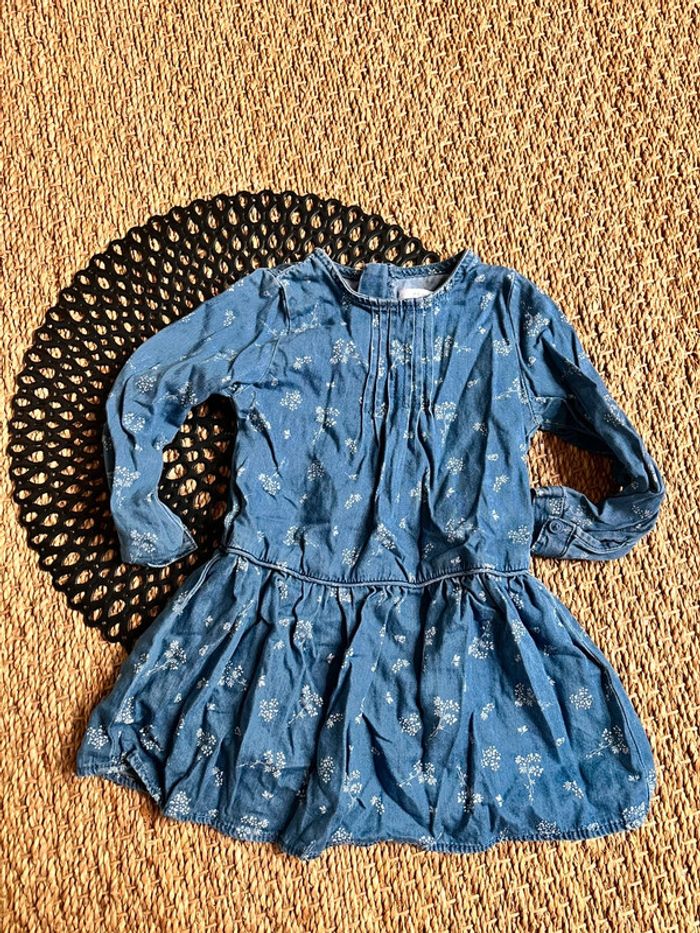 Robe jean avec motif fleuri