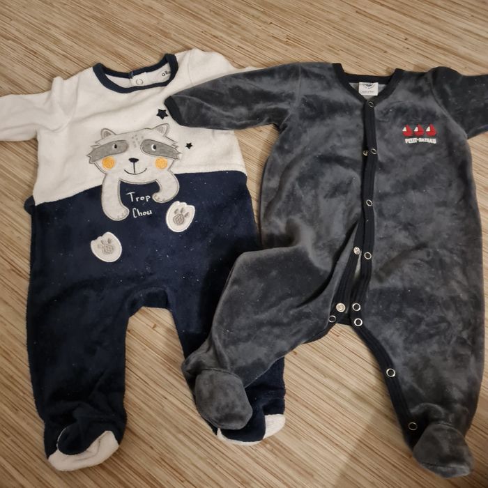 A vendre 2 pygamas 3 mois
