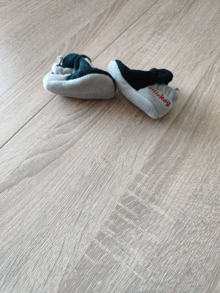 Petits chaussons Mickey - photo numéro 3