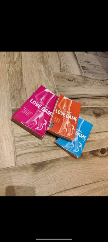 Trilogie love game 
Tome 1 trangled
Tome 2 twisted 
Tome 3 tamed
Auteur Emma Chase