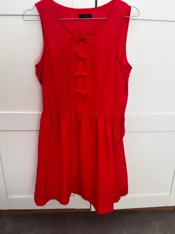 Robe rouge avec noeuds