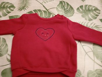 Sweat fushia avec motif coeur avec visage 