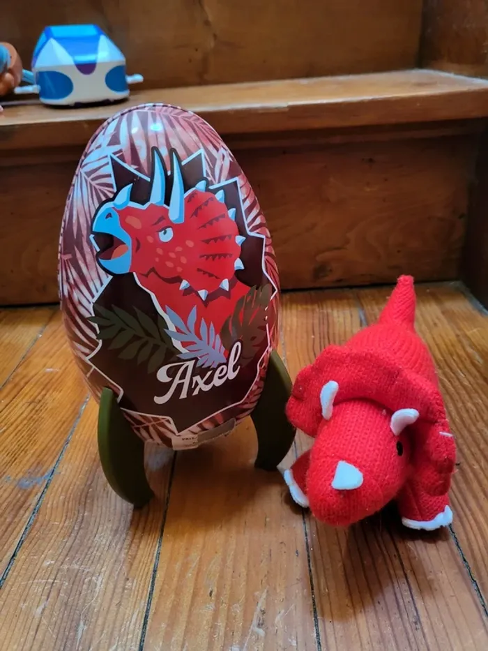 Dinosaure dans son oeuf fusée Axel