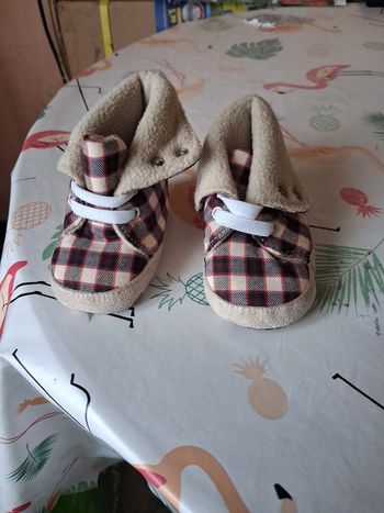 Une paire de chaussure taille 17/18