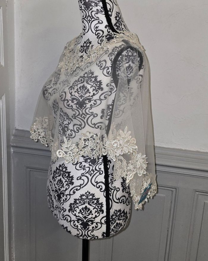 Capeline en tulle et dentelle beige mariage soiree - photo numéro 2