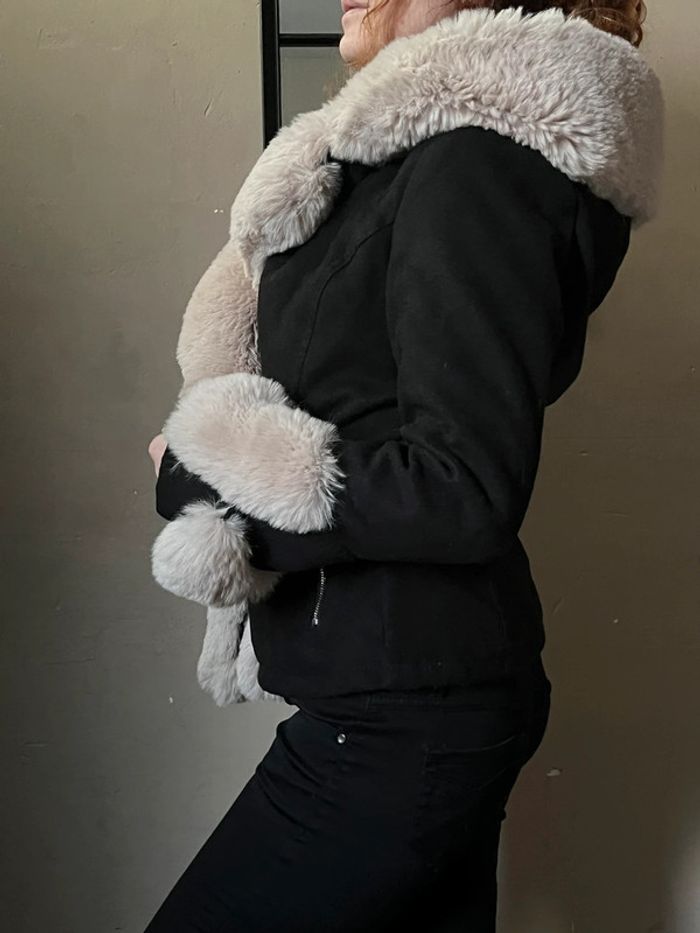 Manteau noir épais court à capuche avec fausse fourrure - photo numéro 7