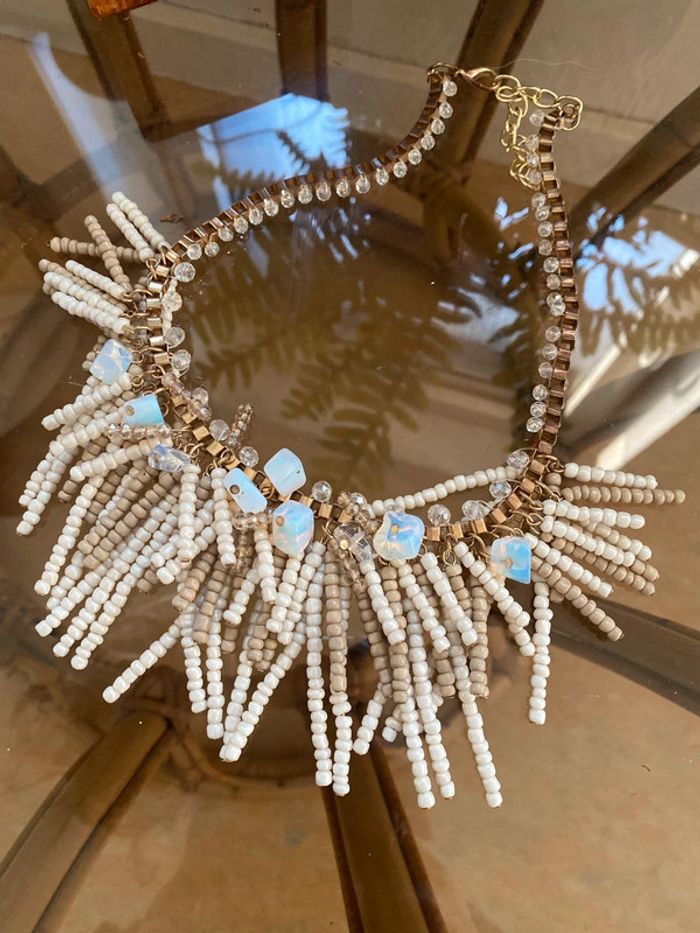 Collier original avec perles dans les tons clairs et dorés très bon état - photo numéro 2