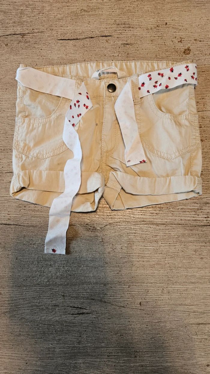 Short beige, ajustable à la taille, léger, avec ceinture, H&M, neuf sans étiquette, 2 ans - photo numéro 2