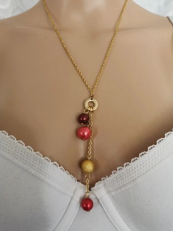 Collier doré. Perles grenat, rouge, dorée.