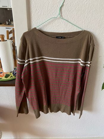 Pull taupe avec rayure fushia 