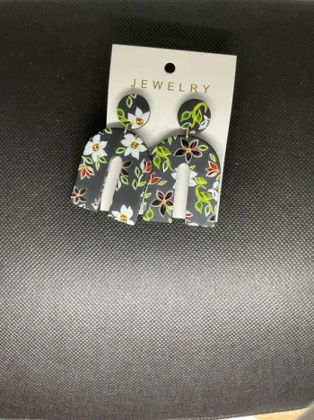 Boucles d’oreilles « U fleuris » neuve