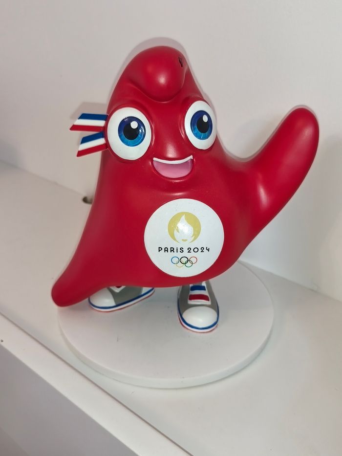 Grande figurine Paris 2024