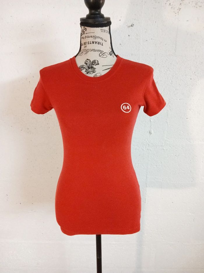T-shirt rouge "64" Taille S Bon état - photo numéro 2