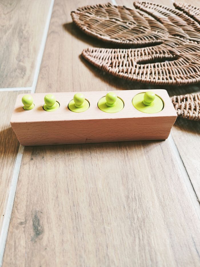 👶Bloc avec cylindres / poids vert fluo en bois Montessori JB610 - photo numéro 2