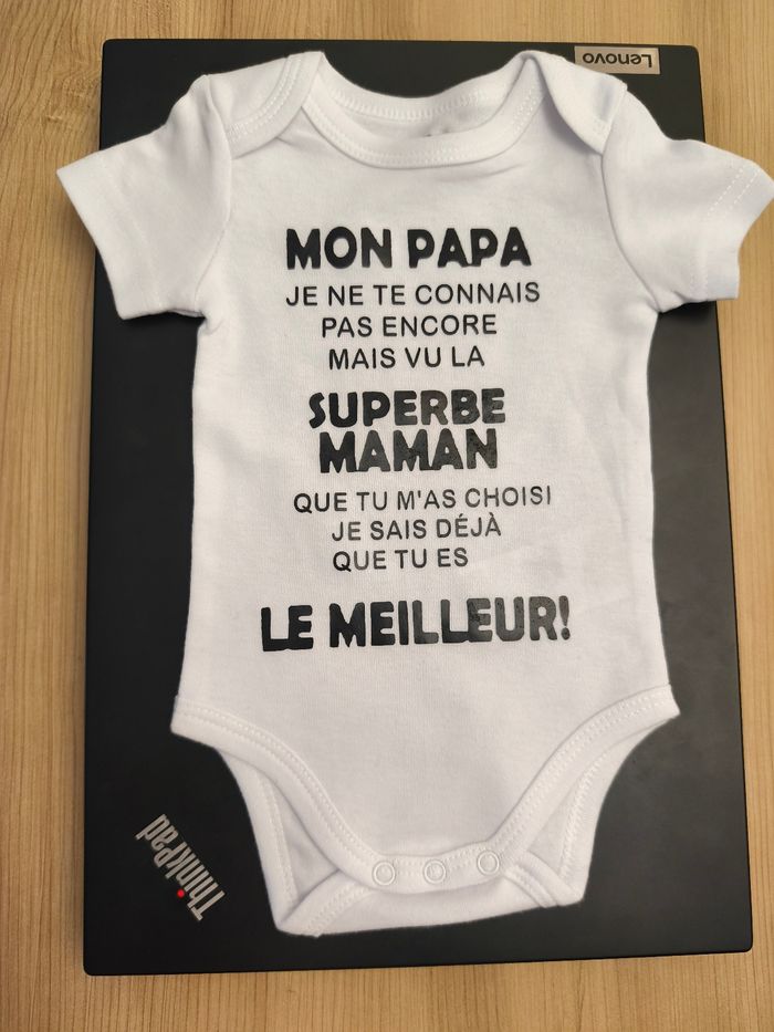 Bodie annonce grossesse cadeau surprise papa