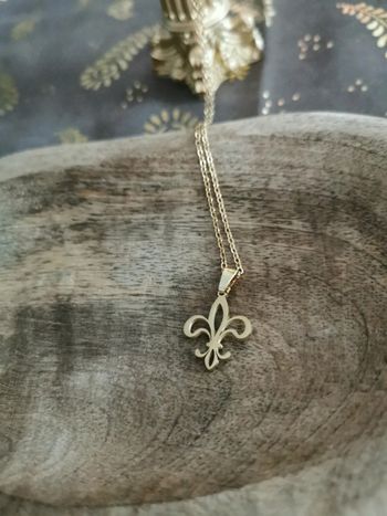 Collier et pendentif fleur de lys dorée