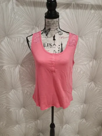 Joli haut Caroll avec dentelle au dos taille 42.