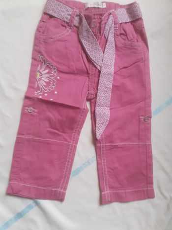 Pantalon rose motif fleurs, ceinture à fleurs